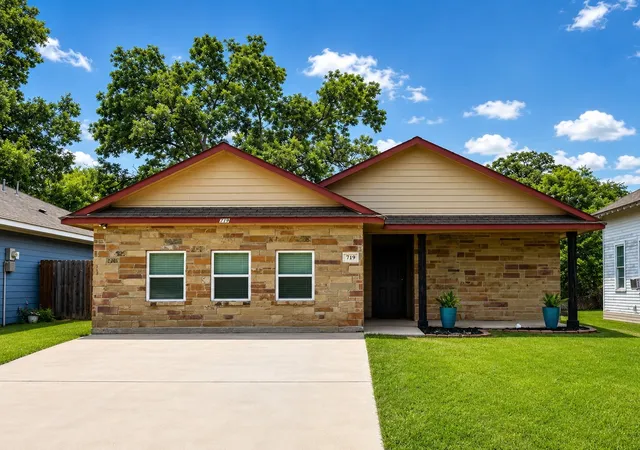 Homes for sale in Bonham, TX | 719 E 6th St, Bonham, TX 75418 | MLS# 21315951