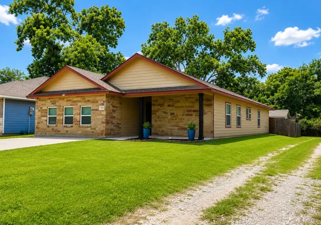 Homes for sale in Bonham, TX | 719 E 6th St, Bonham, TX 75418 | MLS# 21315951