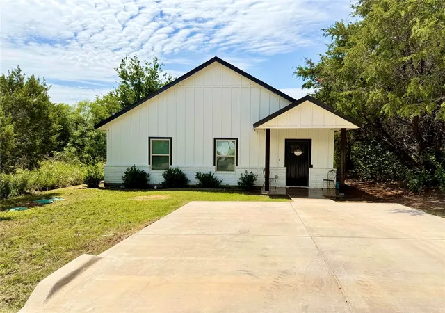 Photo 1 of Single family home for sale at 819 Arkansas River Dr, Granbury, TX 76048 | MLS# 21315478 | Listing updated on 2026-08-22