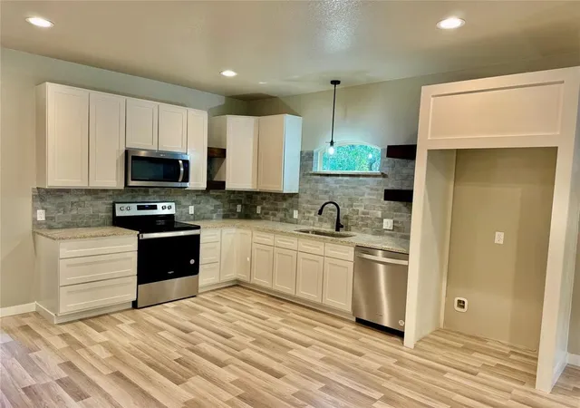 Photo 4 of Single family home for sale at 819 Arkansas River Dr, Granbury, TX 76048 | MLS# 21315478 | Listing updated on 2026-08-22