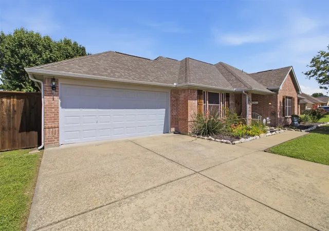 Photo 3 of Single family home for sale at 2912 Thousand Oaks Dr, Anna, TX 75409 | MLS# 21316463 | Listing updated on 2026-09-30
