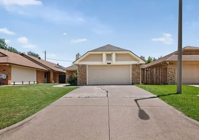 Photo 3 of Sale Pending at 1157 Meadow Park Ln, Grand Prairie, TX 75052 | MLS# 21316611 | Listing updated on 2026-08-28