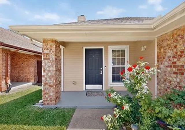 Photo 4 of Sale Pending at 1157 Meadow Park Ln, Grand Prairie, TX 75052 | MLS# 21316611 | Listing updated on 2026-08-28