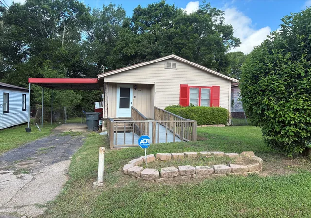 Single family home for sale at 2056 Linear St, Shreveport, LA 71107 | MLS# 21316618