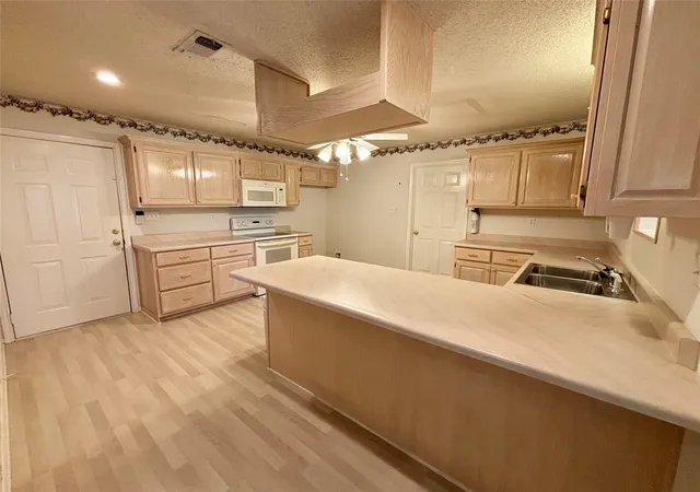Photo 4 of Single family home for sale at 570 N Center, Blossom, TX 75416 | MLS# 21316546 | Listing updated on 2026-09-28