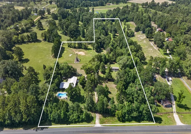 Photo 3 of Single family home for sale at 14122 State Hwy 31 E, Tyler, TX 75705 | MLS# 21316643 | Listing updated on 2026-09-30