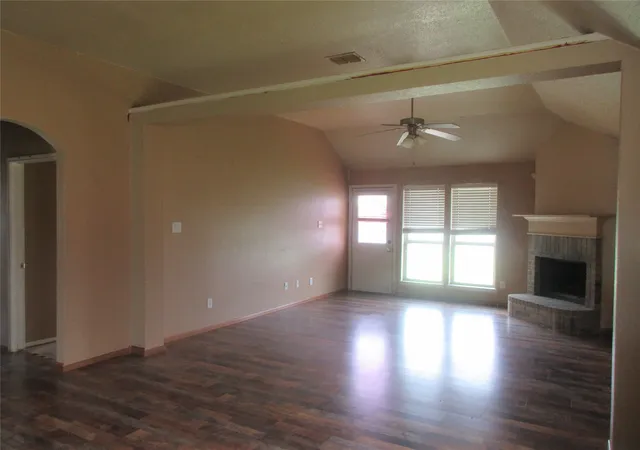 Photo 2 of Sale Pending at 1100 Manhassett Ct, Fort Worth, TX 76140 | MLS# 21316631 | Listing updated on 2026-08-20