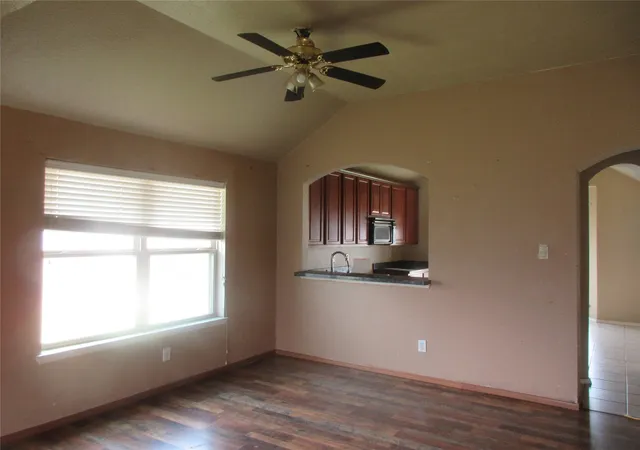 Photo 3 of Sale Pending at 1100 Manhassett Ct, Fort Worth, TX 76140 | MLS# 21316631 | Listing updated on 2026-08-20