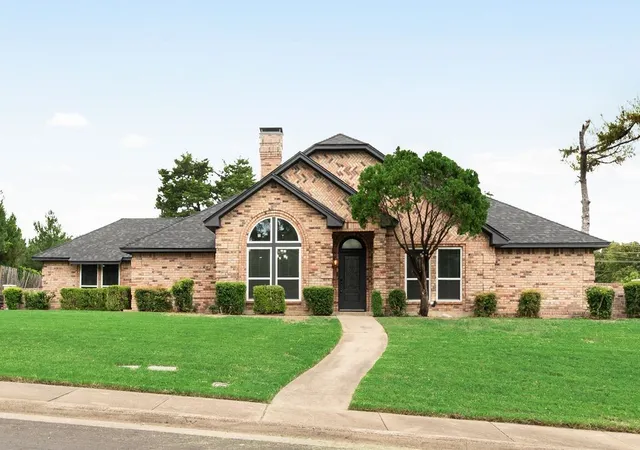 Photo 1 of Single family home for sale at 915 Greenbriar Ln, Duncanville, TX 75137 | MLS# 21315088 | Listing updated on 2026-08-22