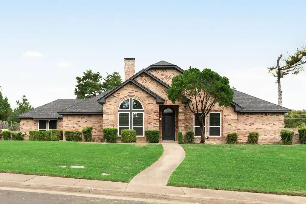 Photo 1 of Single family home for sale at 915 Greenbriar Ln, Duncanville, TX 75137 | MLS# 21315088 | Listing updated on 2026-10-11