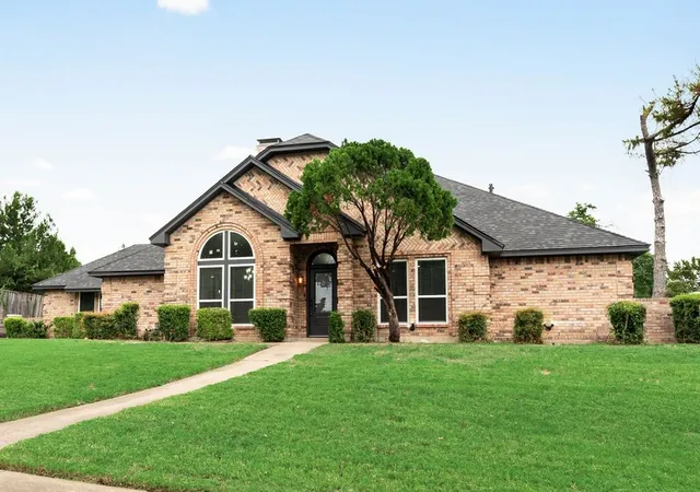Photo 2 of Single family home for sale at 915 Greenbriar Ln, Duncanville, TX 75137 | MLS# 21315088 | Listing updated on 2026-08-22