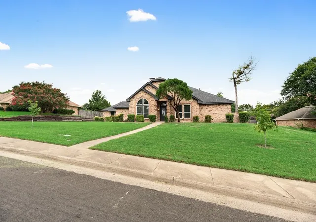 Photo 2 of Single family home for sale at 915 Greenbriar Ln, Duncanville, TX 75137 | MLS# 21315088 | Listing updated on 2026-08-22