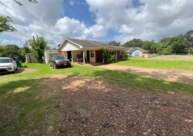 Photo 4 of Single family home for sale at 908 Birch St, Palestine, TX 75801 | MLS# 21316765 | Listing updated on 2026-08-26