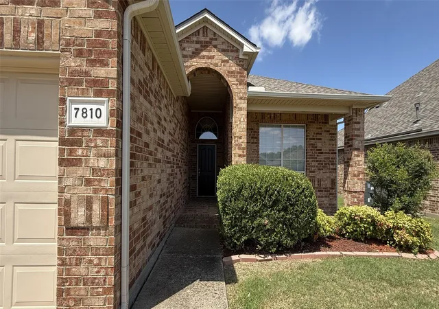 Photo 2 of Sale Pending at 7810 Corona Ct, Arlington, TX 76002 | MLS# 21315828 | Listing updated on 2026-08-19