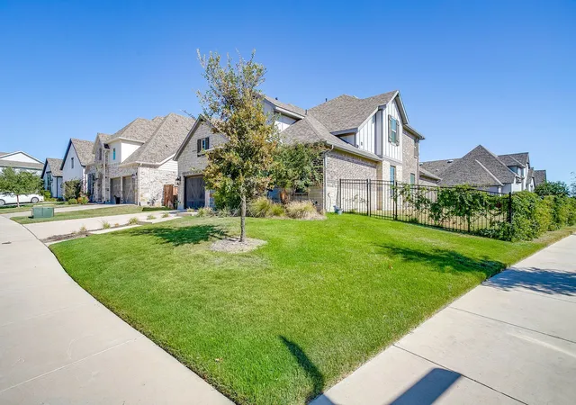 Photo 2 of Single family home for sale at 2009 Roundtree Cir E, Aledo, TX 76008 | MLS# 21316801 | Listing updated on 2026-07-16