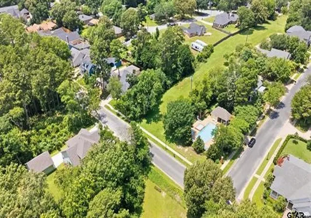 Photo 4 of Single family home for sale at 3966 Charleston Park, Tyler, TX 75701 | MLS# 21316895 | Listing updated on 2026-10-02