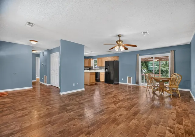 Photo 2 of Single family home for sale at 427 Whippoorwill Dr, Granbury, TX 76049 | MLS# 21313903 | Listing updated on 2026-08-21