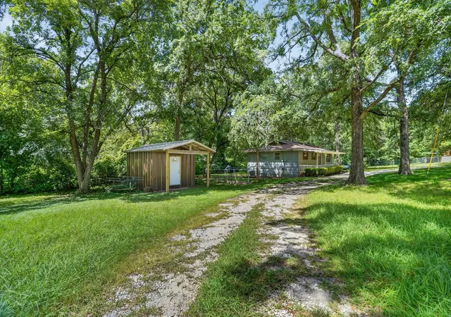 Photo 4 of Single family home for sale at 427 Whippoorwill Dr, Granbury, TX 76049 | MLS# 21313903 | Listing updated on 2026-10-03