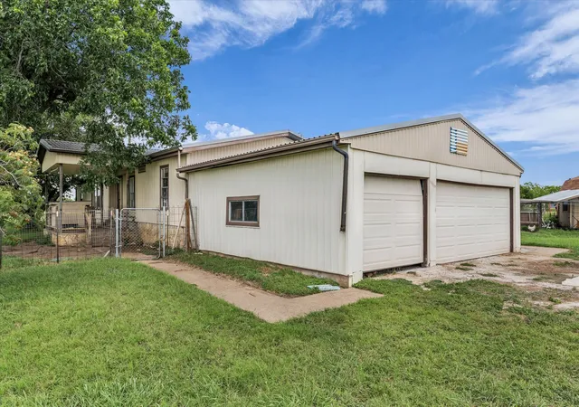 Photo 4 of Manufactured home for sale at 1524 County Road 1107B, Cleburne, TX 76031 | MLS# 21314132 | Listing updated on 2026-08-31