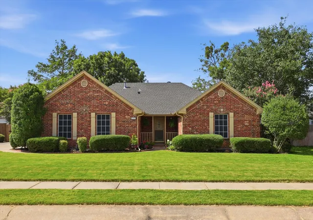 Photo 1 of Single family home for sale at 605 Maple Dr, Pilot Point, TX 76258 | MLS# 21316903 | Listing updated on 2026-07-16