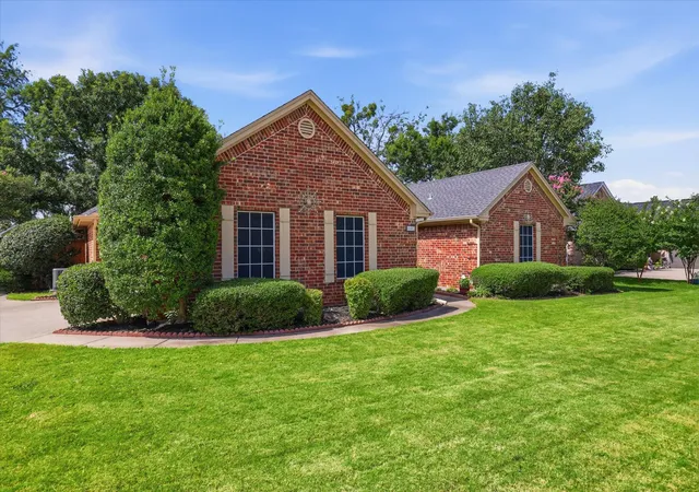 Photo 3 of Single family home for sale at 605 Maple Dr, Pilot Point, TX 76258 | MLS# 21316903 | Listing updated on 2026-07-16