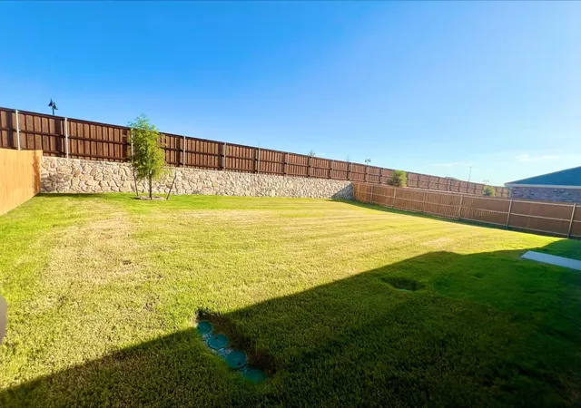 Photo 2 of Single family home for sale at 402 Mcnelly Ln, Sherman, TX 75090 | MLS# 21317022 | Listing updated on 2026-07-27