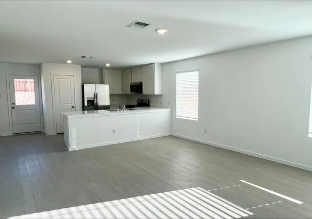 Photo 3 of Single family home for sale at 402 Mcnelly Ln, Sherman, TX 75090 | MLS# 21317022 | Listing updated on 2026-07-27