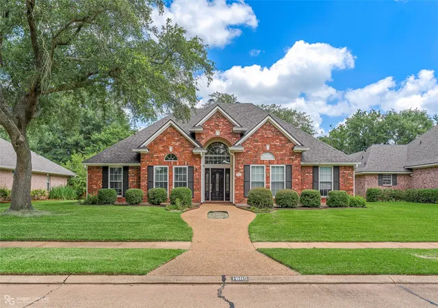 Photo 2 of Sale Pending at 1605 S Lexington Dr, Bossier City, LA 71111 | MLS# 21317029 | Listing updated on 2026-08-31
