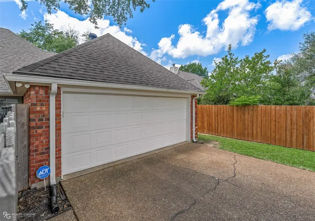 Photo 3 of Sale Pending at 1605 S Lexington Dr, Bossier City, LA 71111 | MLS# 21317029 | Listing updated on 2026-08-31