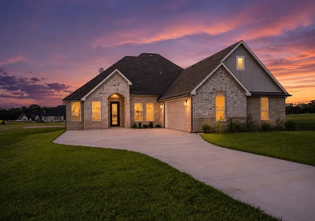 Photo 1 of Single family home for sale at 1052 Grison Cir, Corsicana, TX 75109 | MLS# 21315918 | Listing updated on 2026-08-23