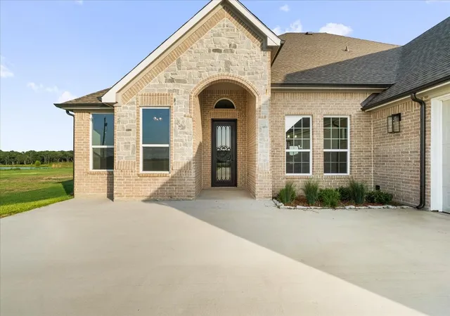 Photo 2 of Single family home for sale at 1052 Grison Cir, Corsicana, TX 75109 | MLS# 21315918 | Listing updated on 2026-08-23
