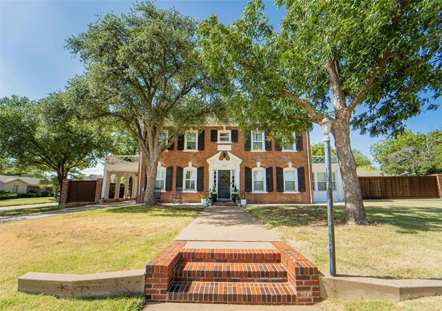 Photo 1 of Single family home for sale at 1002 E Lindsey St, Breckenridge, TX 76424 | MLS# 21303374 | Listing updated on 2026-08-22