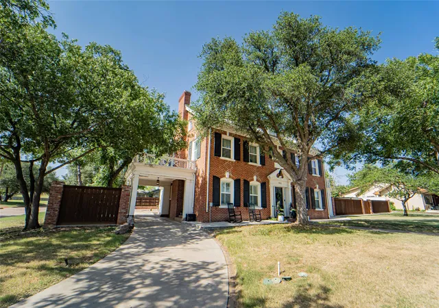 Photo 2 of Single family home for sale at 1002 E Lindsey St, Breckenridge, TX 76424 | MLS# 21303374 | Listing updated on 2026-08-22