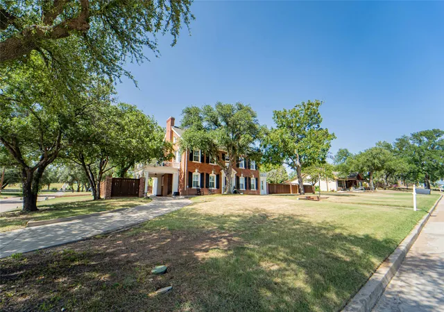 Photo 3 of Single family home for sale at 1002 E Lindsey St, Breckenridge, TX 76424 | MLS# 21303374 | Listing updated on 2026-08-22