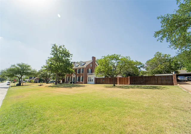 Photo 3 of Single family home for sale at 1002 E Lindsey St, Breckenridge, TX 76424 | MLS# 21303374 | Listing updated on 2026-08-22