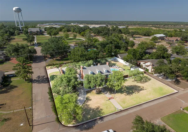 Photo 4 of Single family home for sale at 1002 E Lindsey St, Breckenridge, TX 76424 | MLS# 21303374 | Listing updated on 2026-08-22