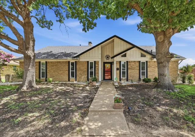 Homes for sale in Carrollton, TX | 1000 Oxfordshire Dr, Carrollton, TX 75007 | MLS# 21317031