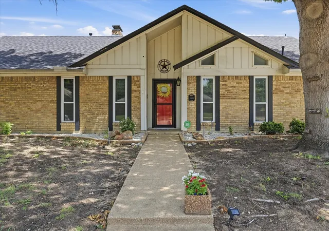Homes for sale in Carrollton, TX | 1000 Oxfordshire Dr, Carrollton, TX 75007 | MLS# 21317031