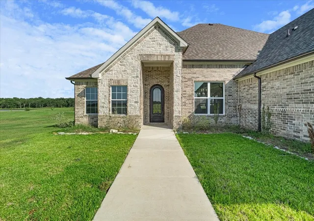 Photo 2 of Single family home for sale at 1060 Grison Cir, Corsicana, TX 75109 | MLS# 21316984 | Listing updated on 2026-08-23