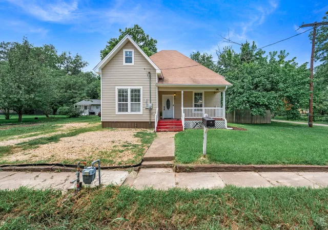 Photo 1 of Sale Pending at 1301 Locust St, Commerce, TX 75428 | MLS# 21316327 | Listing updated on 2026-08-28