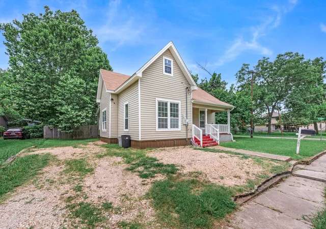 Photo 2 of Sale Pending at 1301 Locust St, Commerce, TX 75428 | MLS# 21316327 | Listing updated on 2026-08-28