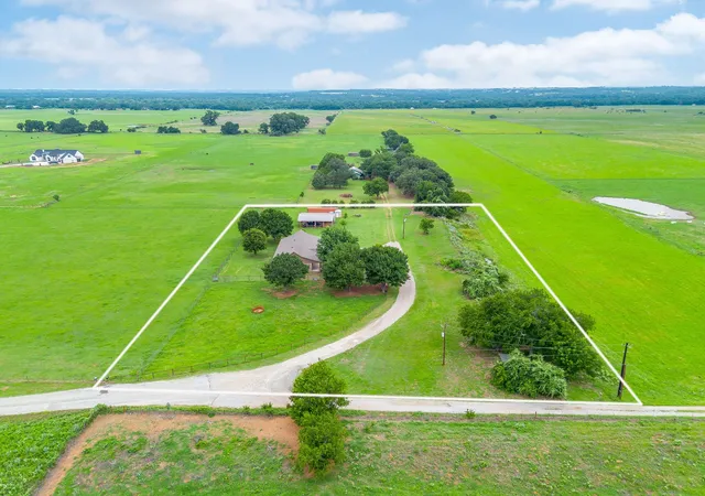 Homes for sale in Lipan, TX | 505 Double Tree Ln, Lipan, TX 76462 | MLS# 21317168
