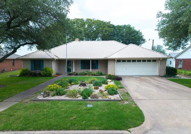 Photo 1 of Single family home for sale at 812 Crestline Dr, Mexia, TX 76667 | MLS# 21316077 | Listing updated on 2026-07-21
