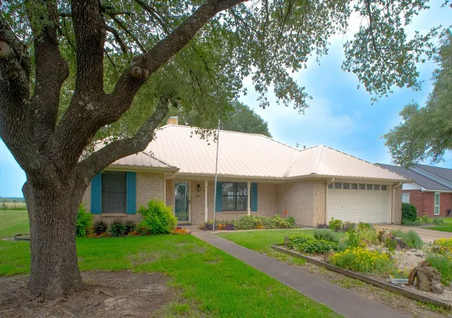 Photo 2 of Single family home for sale at 812 Crestline Dr, Mexia, TX 76667 | MLS# 21316077 | Listing updated on 2026-07-21