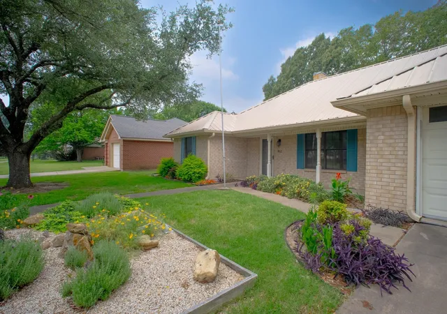 Photo 3 of Single family home for sale at 812 Crestline Dr, Mexia, TX 76667 | MLS# 21316077 | Listing updated on 2026-07-21
