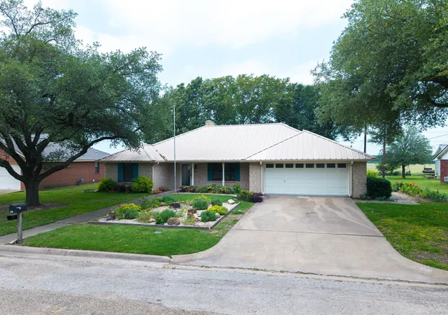 Photo 3 of Single family home for sale at 812 Crestline Dr, Mexia, TX 76667 | MLS# 21316077 | Listing updated on 2026-07-21