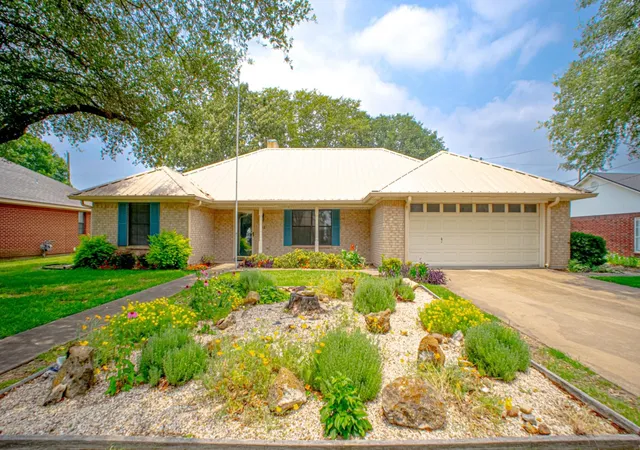 Photo 4 of Single family home for sale at 812 Crestline Dr, Mexia, TX 76667 | MLS# 21316077 | Listing updated on 2026-07-21