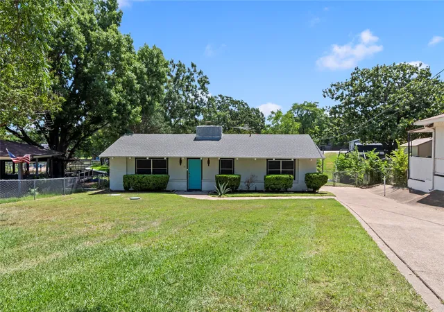 Photo 2 of Single family home for sale at 110 Henderson Harbor Cir, Mabank, TX 75156 | MLS# 21314127 | Listing updated on 2026-07-22