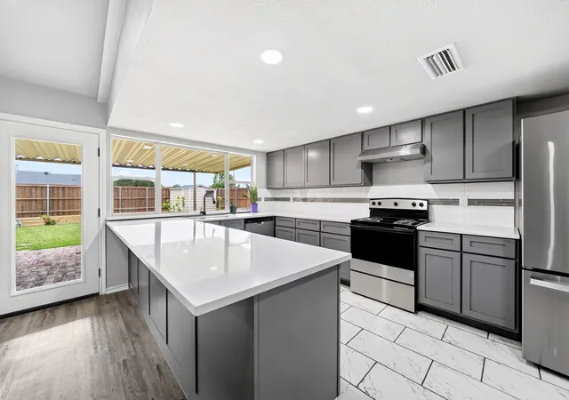 Photo 4 of Sale Pending at 4333 Woodbluff Dr, Mesquite, TX 75150 | MLS# 21317428 | Listing updated on 2026-08-22