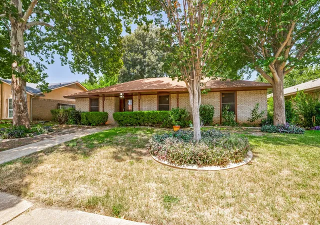 Photo 1 of Single family home for sale at 7133 Bayberry Ln, Dallas, TX 75249 | MLS# 21315031 | Listing updated on 2026-10-02